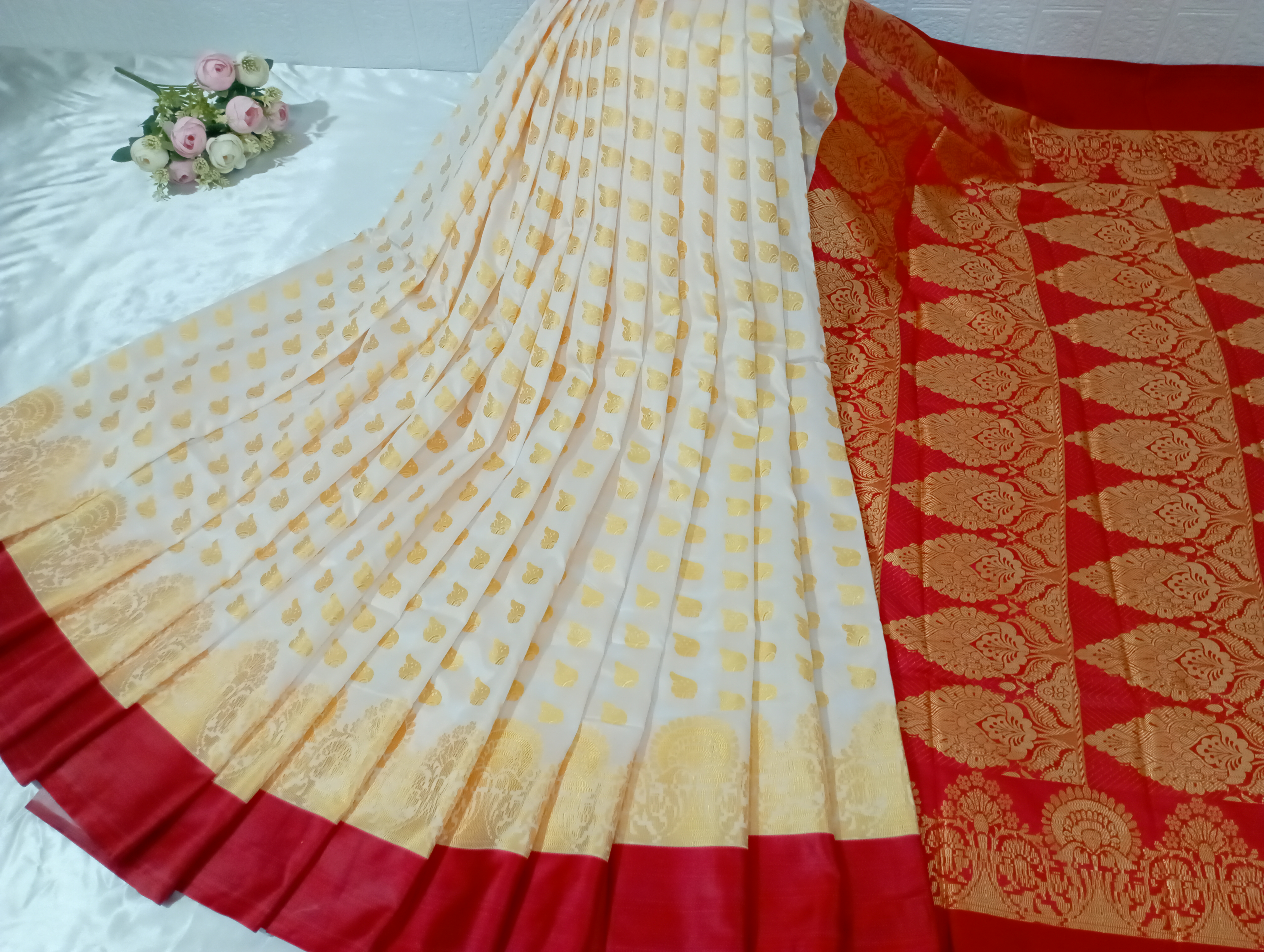 এক্সক্লুসিভ অফ-হোয়াইট অ্যান্ড রেড কাঞ্চি কাতান শাড়ি উইথ গোল্ডেন বুটি preview 2